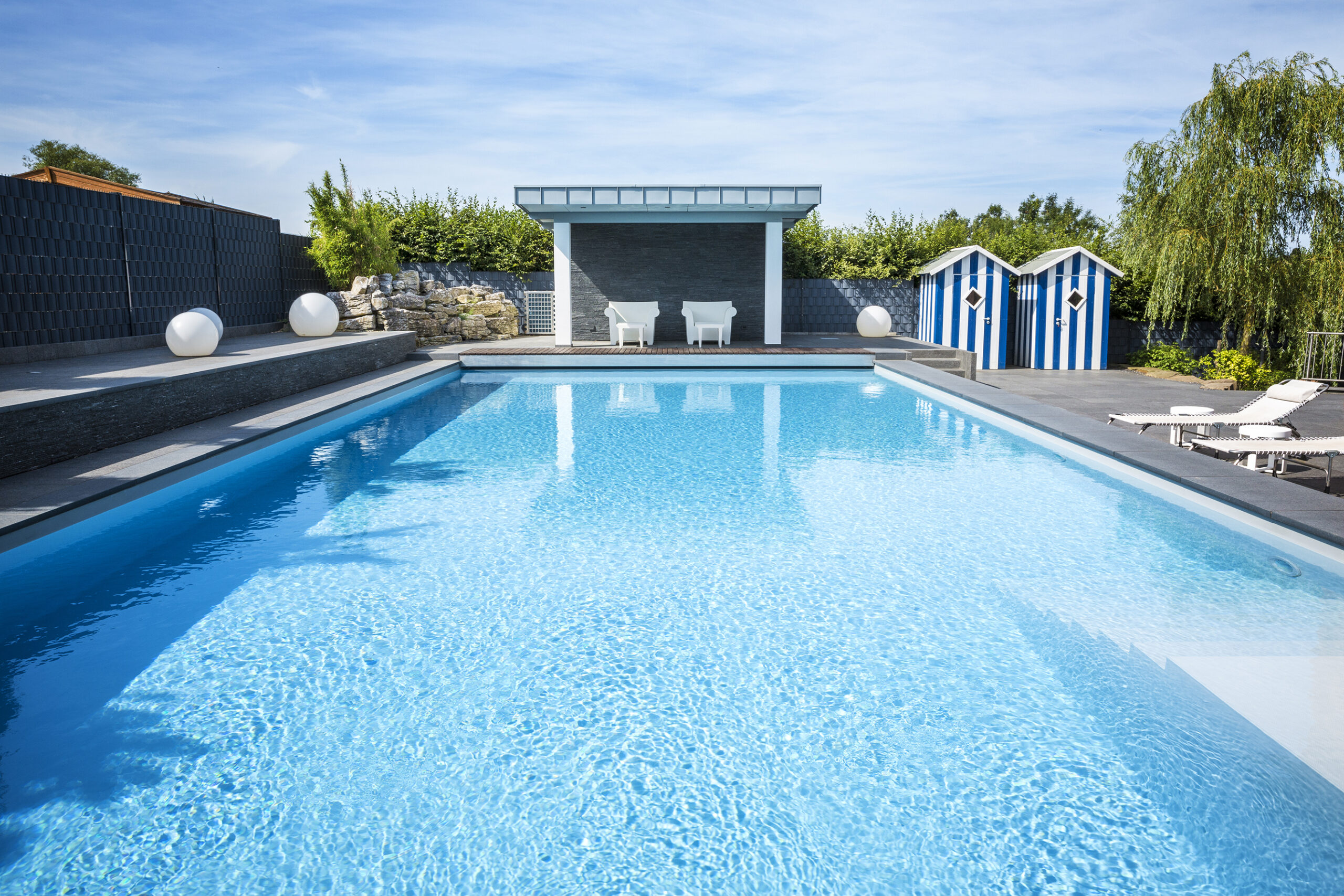 Schwimmbad mit Pavillion und blauem Himmel