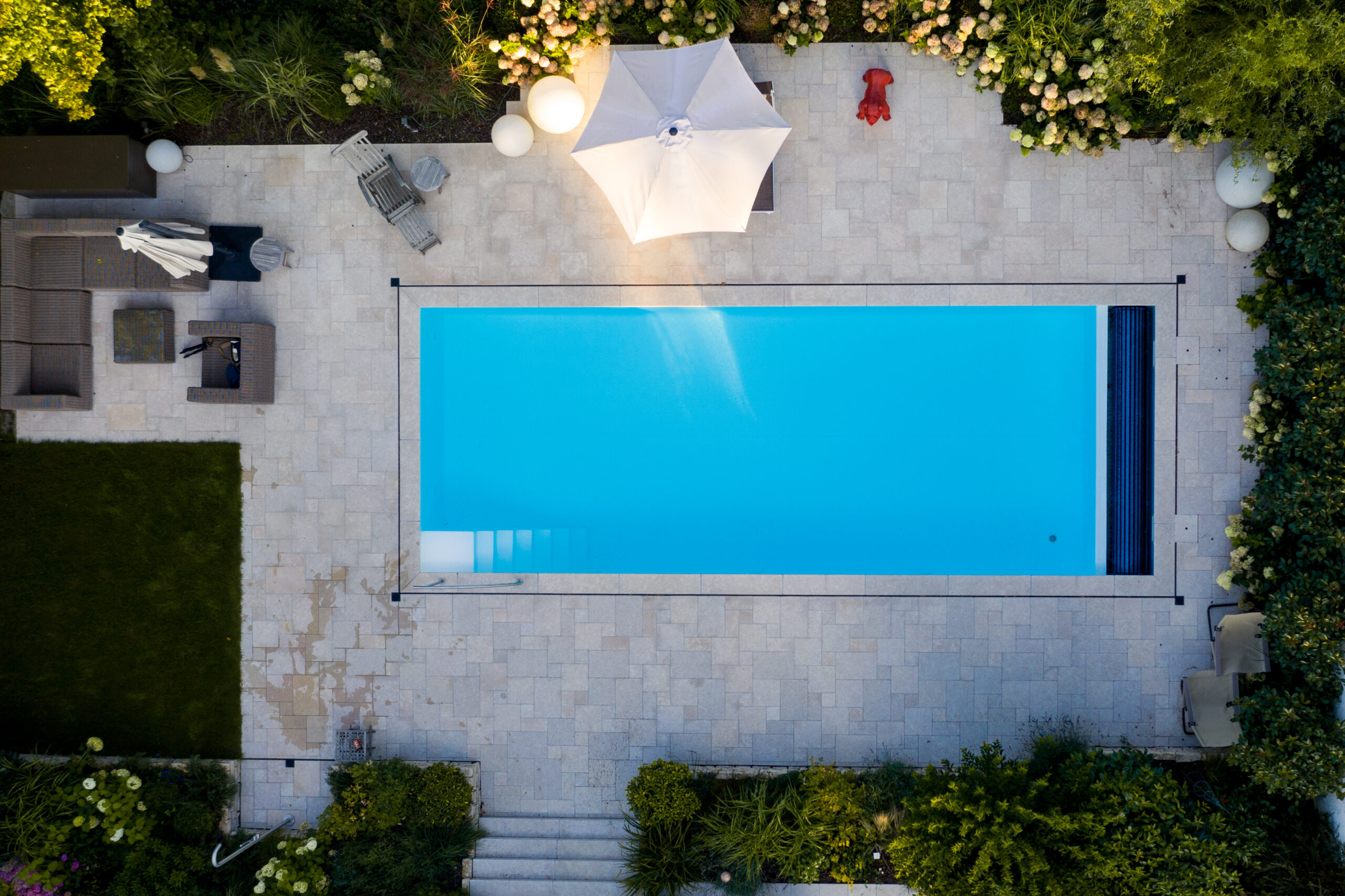 Pool im Garten von oben