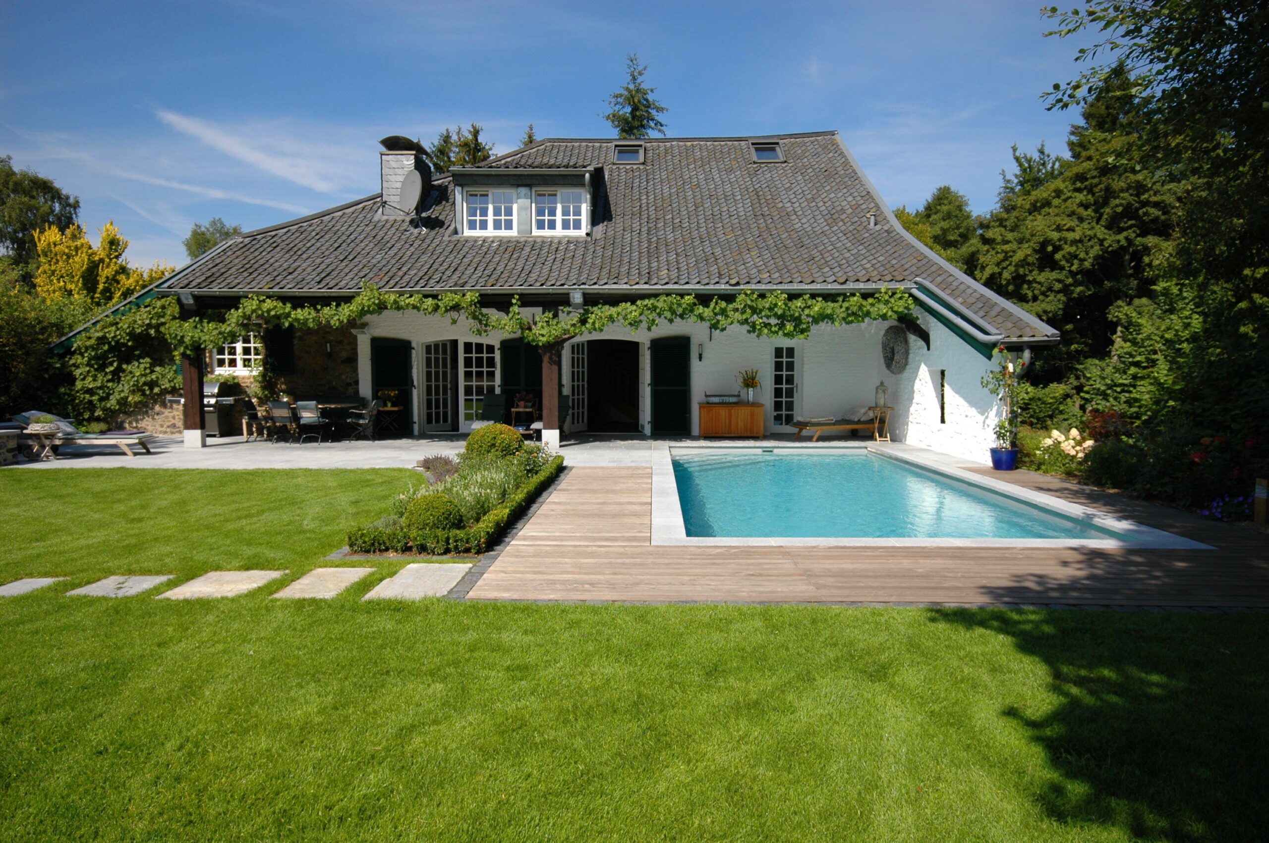 Swimmingpool im Garten eines Landhauses