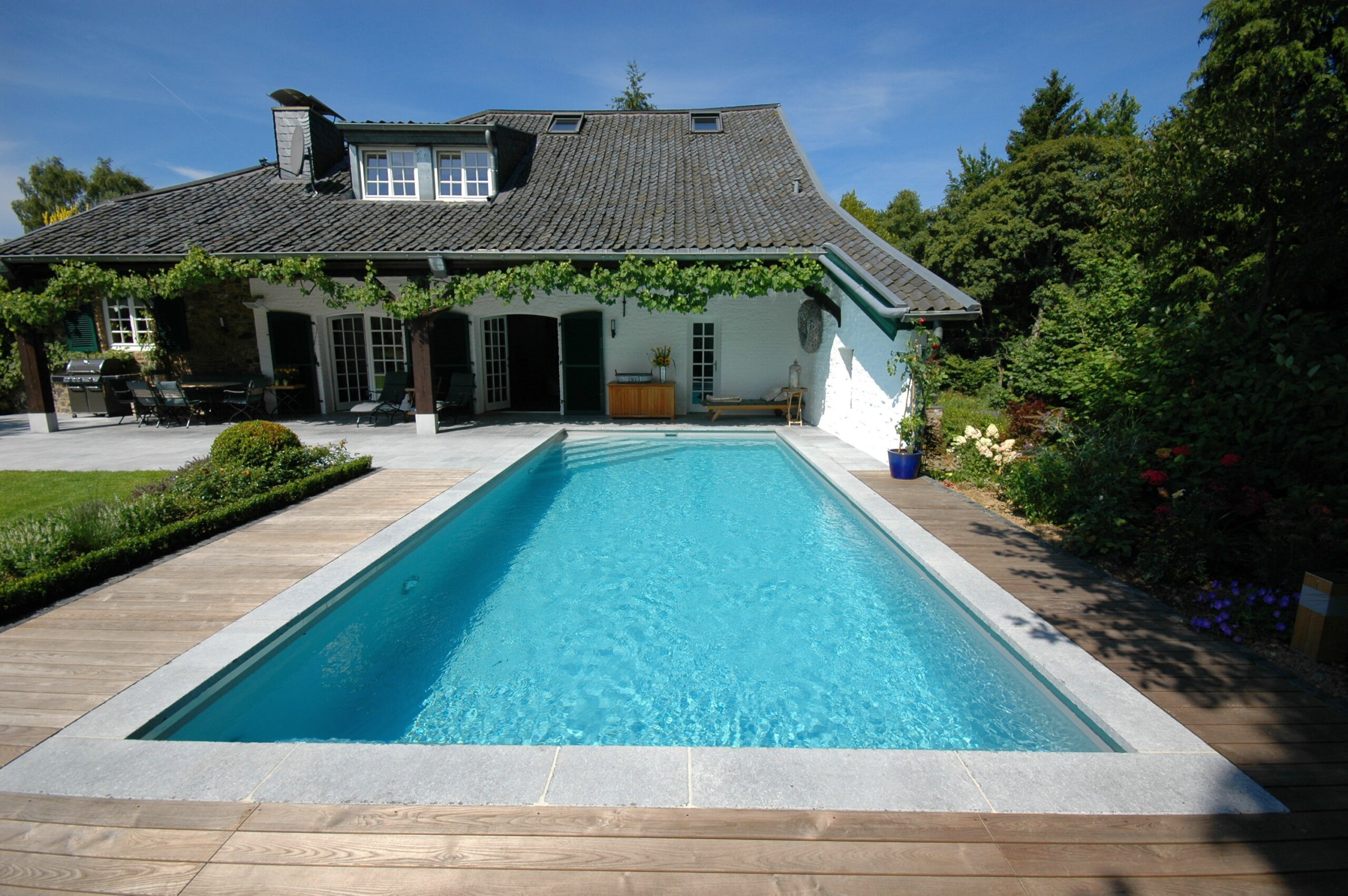 Pool mit Herrenhaus