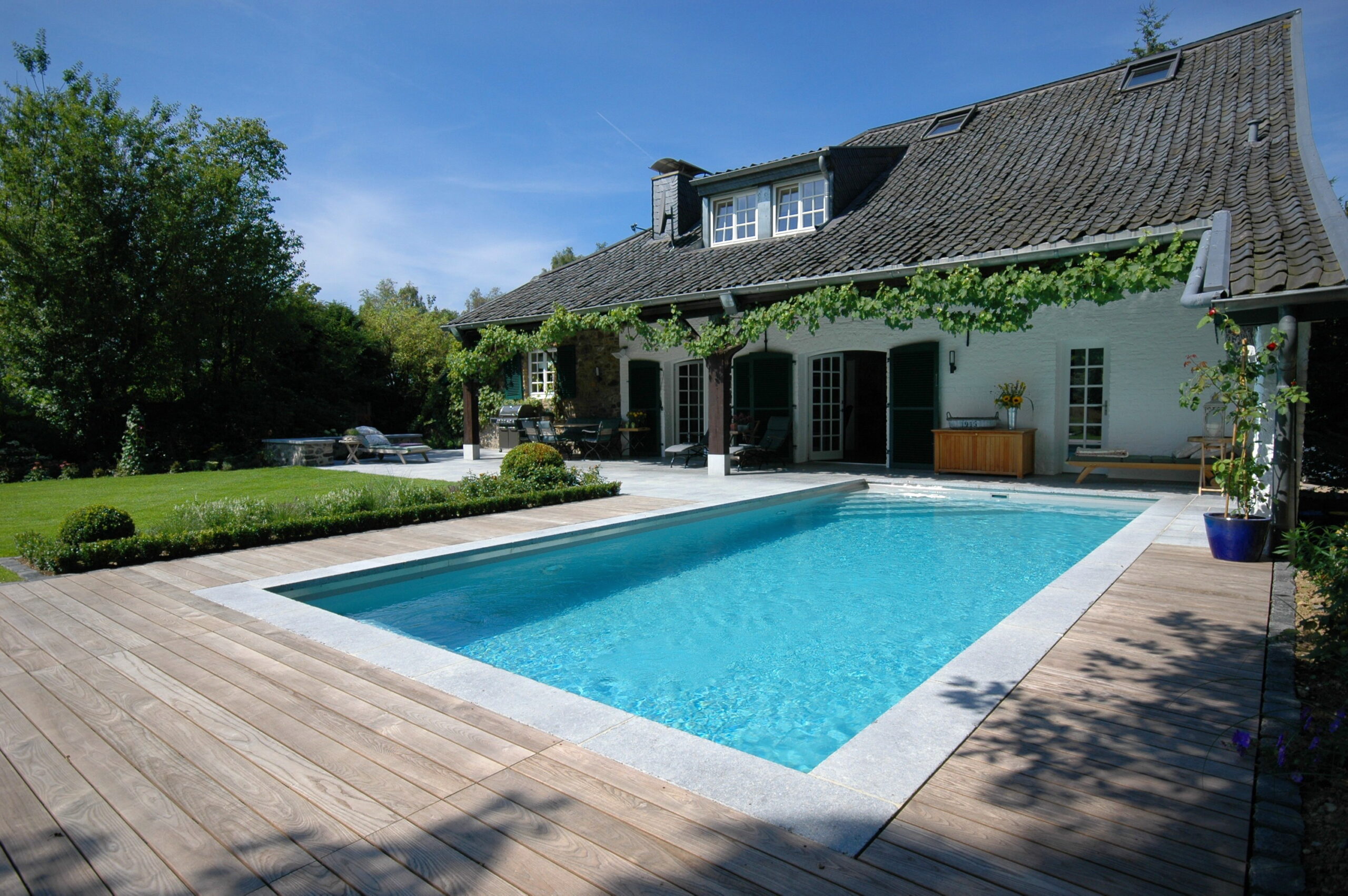 Swimmingpool vor Landhaus