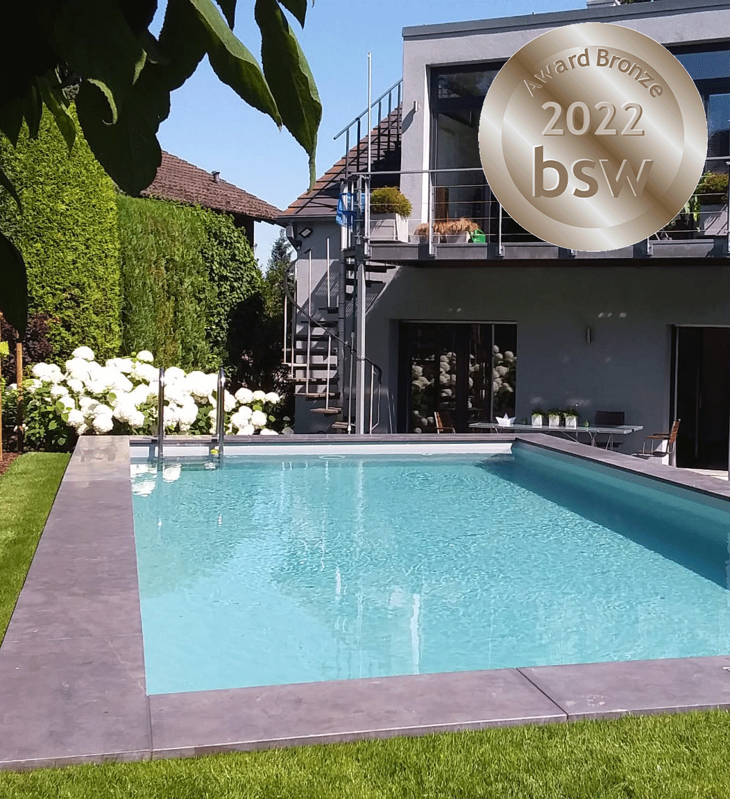 Haus mit Pool im Sonnenschein mit Medaille